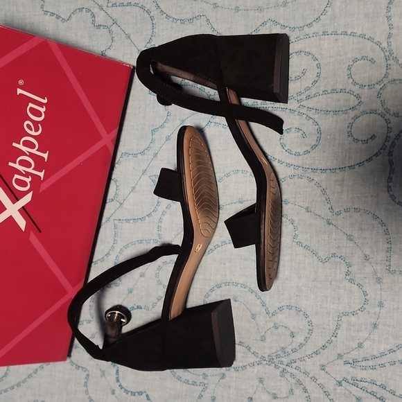 Women's size 6 black dress shoes. *45.1 - Picture 3 of 5